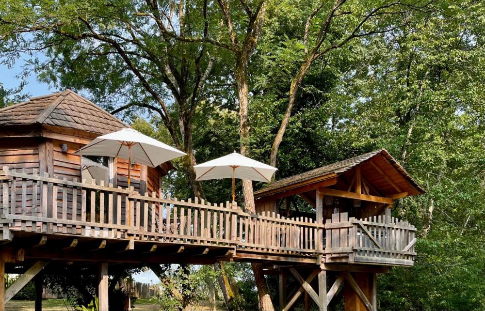 Terrasse ensoleillée de la cabane Pêcheur de Lune avec vue sur la nature.