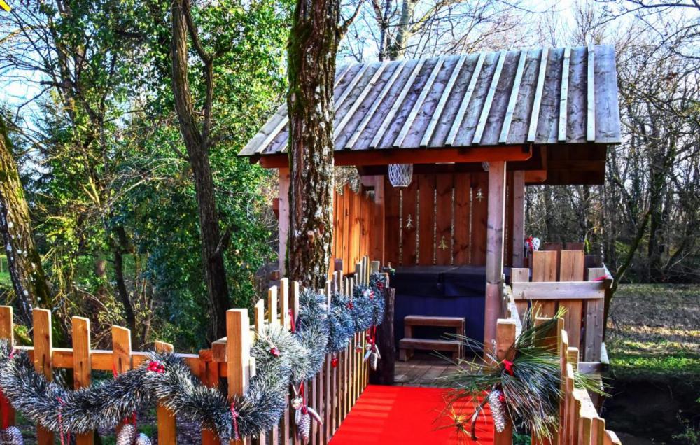 Vue extérieure de notre cabane perchée romantique dans les arbres en Dordogne
