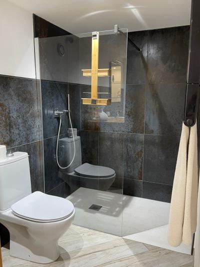 Prestations haut de gamme et douche à l'italienne moderne pour votre séjour au Clos de Cyrano