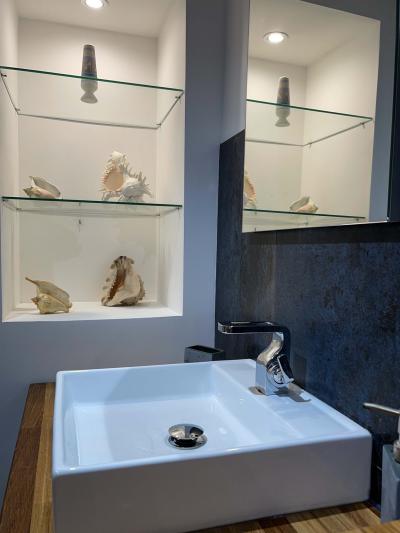 Prestations haut de gamme et douche à l'italienne moderne pour votre séjour au Clos de Cyrano