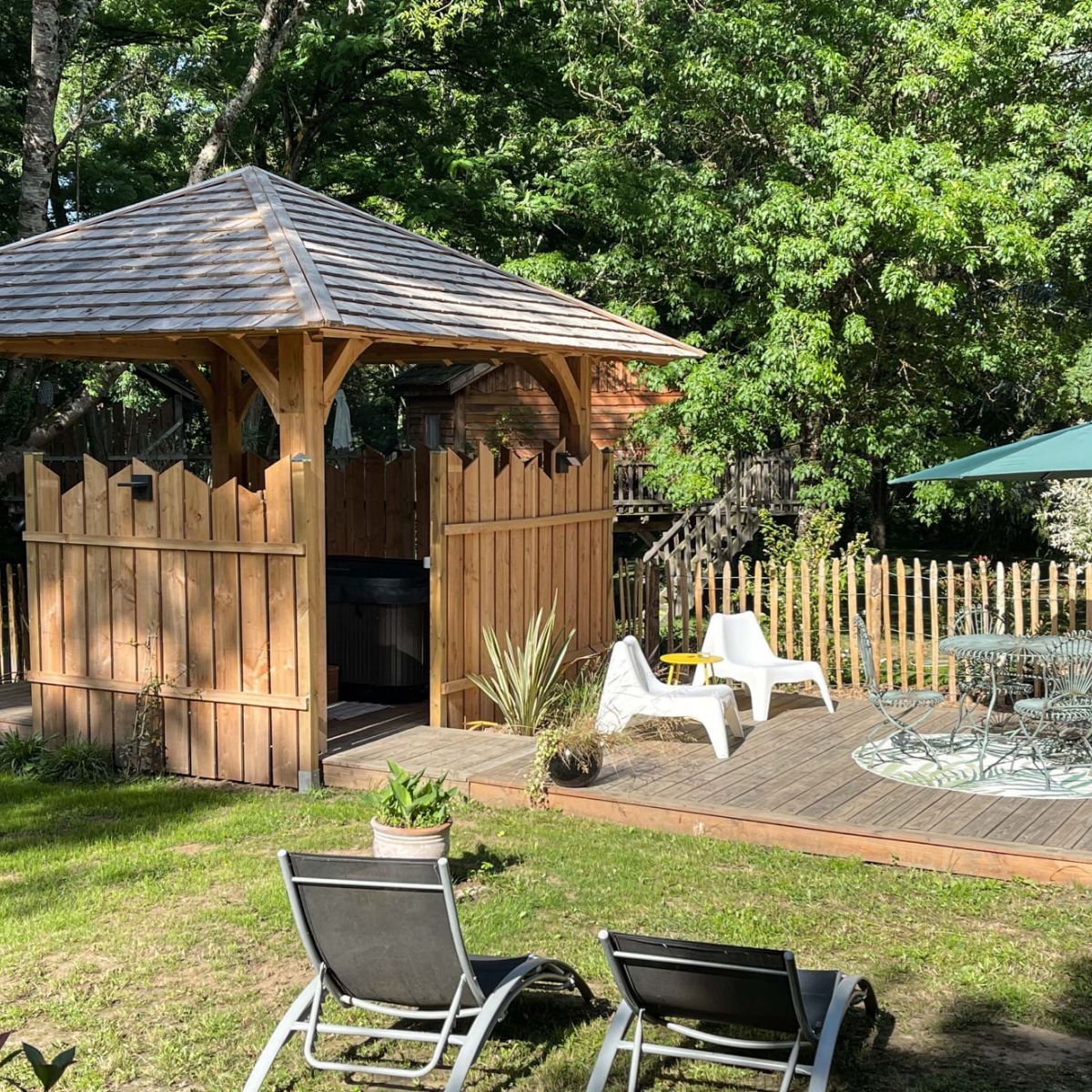 Le véritable Jacuzzi sous son élégant kiosque
