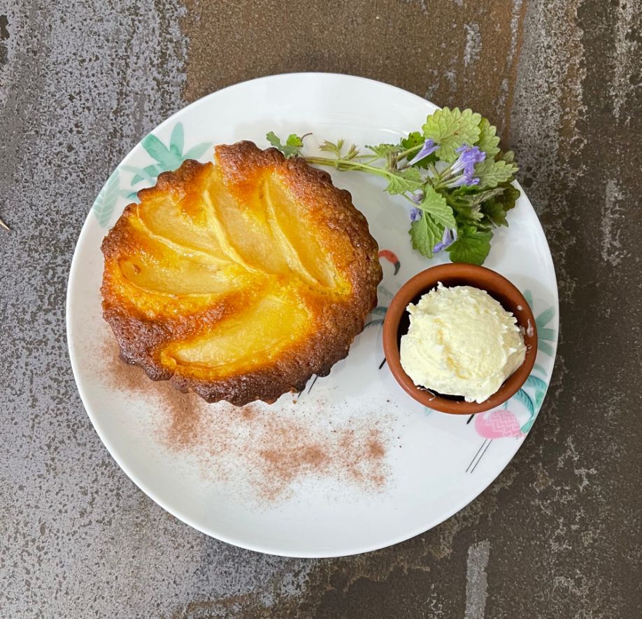 Moelleux aux pommes et cannelle avec une boule de glace vanille, dessert gourmand au Clos de Cyrano, Dordogne