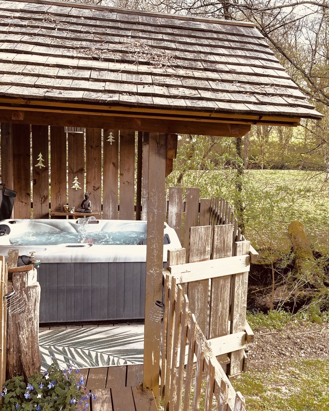 Détendez-vous dans le grand bain à remous de notre cabane en Dordogne. Un spa privatif et chauffé, accessible en illimité, abrité sous une belle terrasse en bois offrant une vue apaisante sur la nature environnante pour un moment de bien-être absolu.