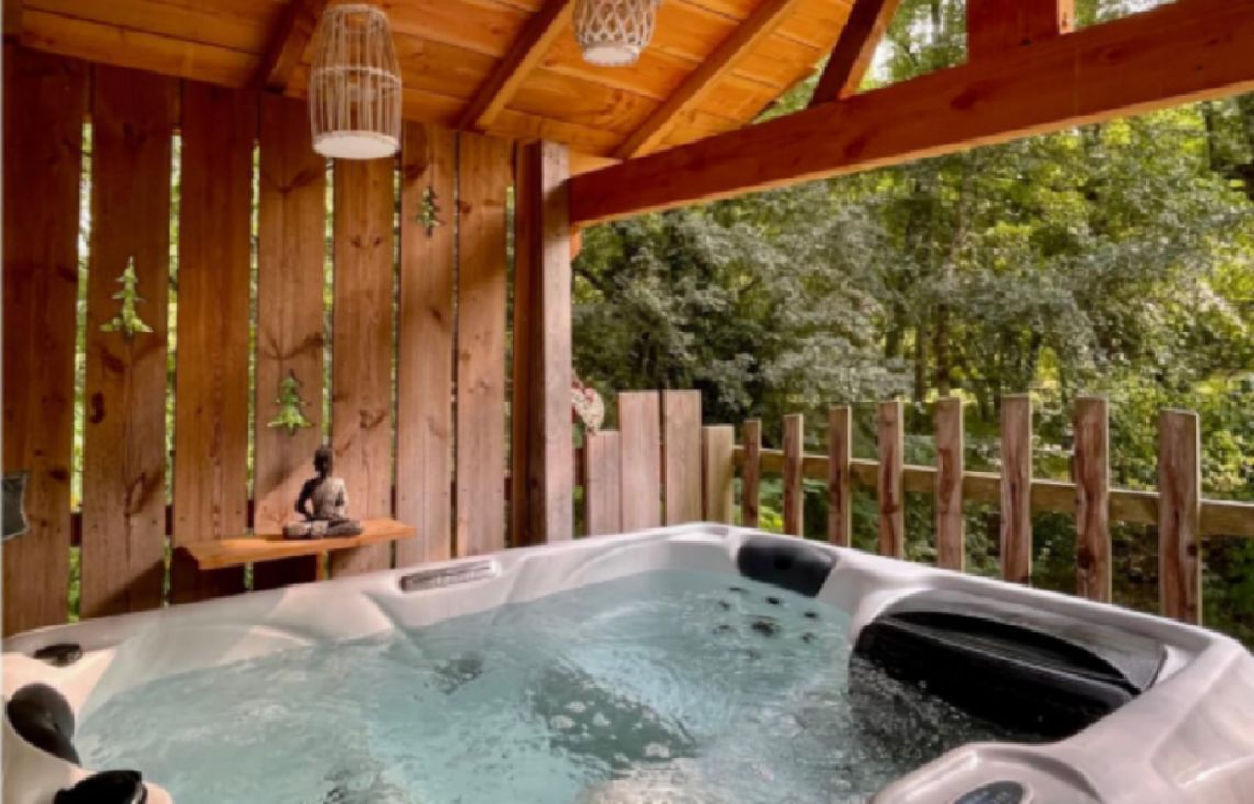 Photo d'art du spa privatif en route avec la cascade et la rivière Dordogne au printemps au Clos de Cyrano